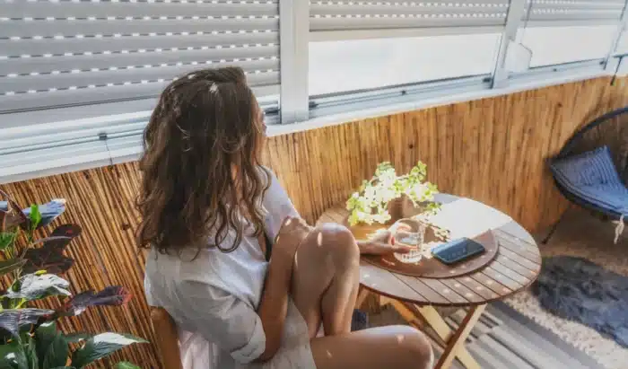 Pourquoi fermer les volets en plein soleil ne rafraîchit pas toujours votre maison : voici l'erreur que 8 Français sur 10 commettent
