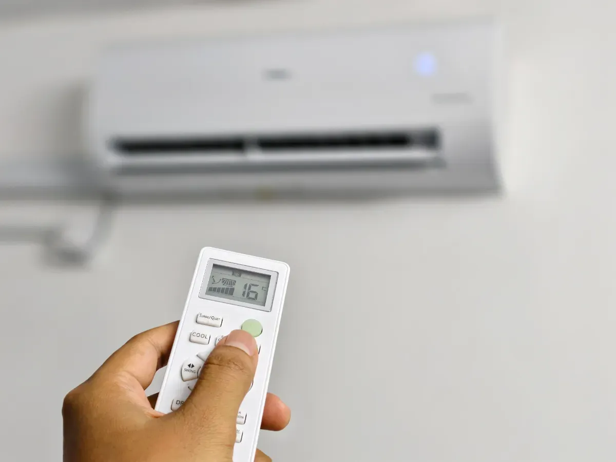 Pourquoi beaucoup de gens règlent leur AC trop bas en été : les installateurs expliquent le degré exact qui coupe la facture de 30%