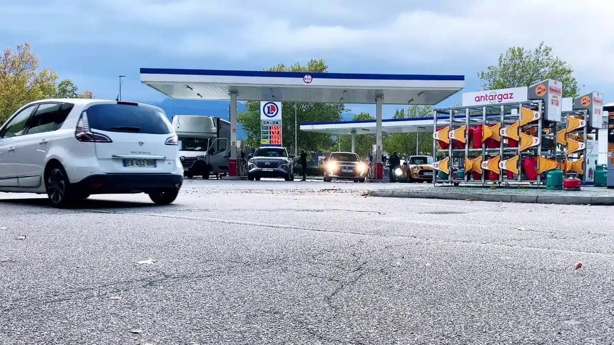 carburant-prix-co-tant-chez-leclerc-et-intermarch-l-op-ration