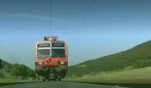 Pourquoi la Suisse fait rouler ses trains sur des panneaux solaires alors que tous les autres pays les installent sur les toits