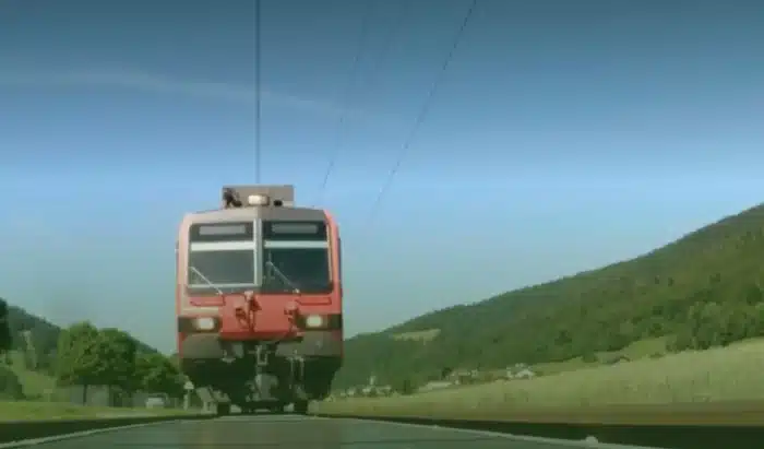 Pourquoi la Suisse fait rouler ses trains sur des panneaux solaires alors que tous les autres pays les installent sur les toits