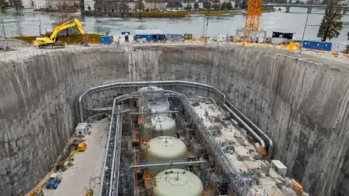 La Suisse a creusé un trou de la taille de deux terrains de football pour y cacher une batterie de 1,2 GW : la plus puissante du monde