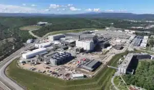 Dans le sud de la France, des ingénieurs assemblent une machine à 22 milliards d'euros censée reproduire l'énergie du Soleil