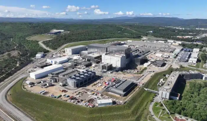 Dans le sud de la France, des ingénieurs assemblent une machine à 22 milliards d'euros censée reproduire l'énergie du Soleil