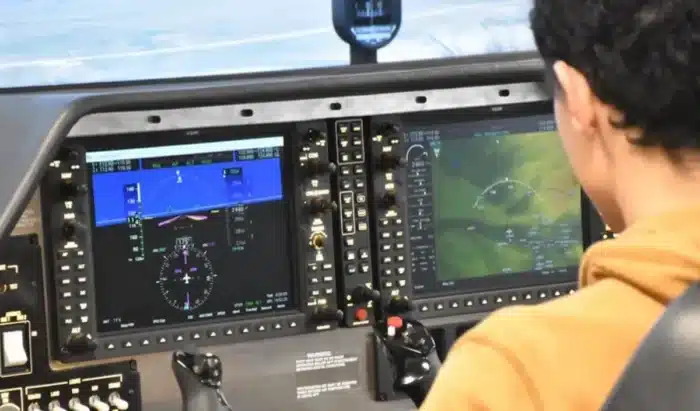 À 16 ans, il construisait un simulateur de Boeing 737 dans sa chambre : aujourd'hui, les écoles de pilotage lui passent commande
