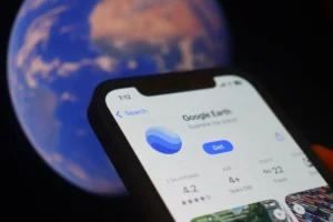 Beaucoup de gens ne le réalisent pas, mais Google Earth cache un simulateur de vol gratuit : voici comment décoller en 30 secondes