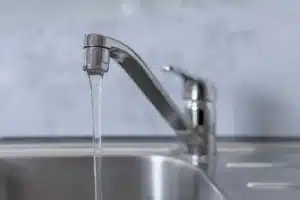Cette lycéenne de 15 ans a inventé un filtre qui élimine les microplastiques de l'eau
