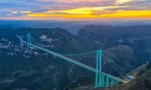 Ce pont chinois de 2,8 km suspendu à 625 mètres de haut a transformé 2 heures de route en quelques minutes : les ingénieurs expliquent comment
