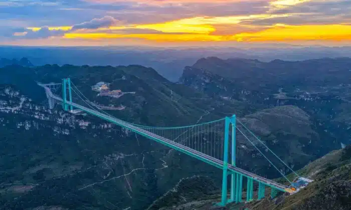 Ce pont chinois de 2,8 km suspendu à 625 mètres de haut a transformé 2 heures de route en quelques minutes : les ingénieurs expliquent comment