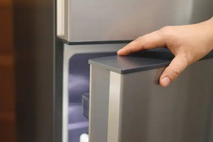 Pourquoi de plus en plus de gens placent une bouteille du congélateur devant leur ventilateur la nuit