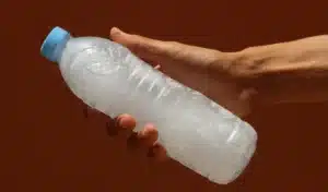 Oubliez la climatisation : cette technique espagnole avec une simple bouteille d'eau rafraîchit une pièce sans dépenser un centime