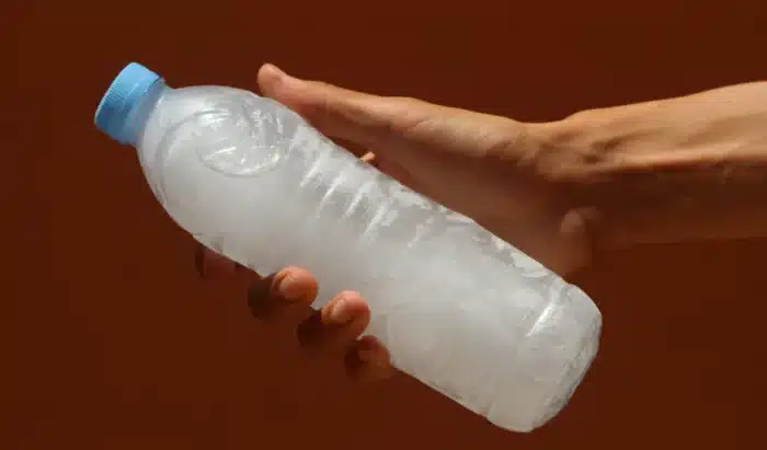 Oubliez la climatisation : cette technique espagnole avec une simple bouteille d'eau rafraîchit une pièce sans dépenser un centime