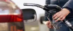 Un ingénieur perce un trou dans un tuyau d'essence : son astuce vous fait économiser des millions de litres de carburant chaque année