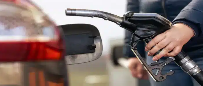 Un ingénieur perce un trou dans un tuyau d'essence : son astuce vous fait économiser des millions de litres de carburant chaque année