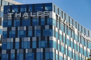 Thales UK teste une arme à micro-ondes pour stopper les attaques par essaims de drones