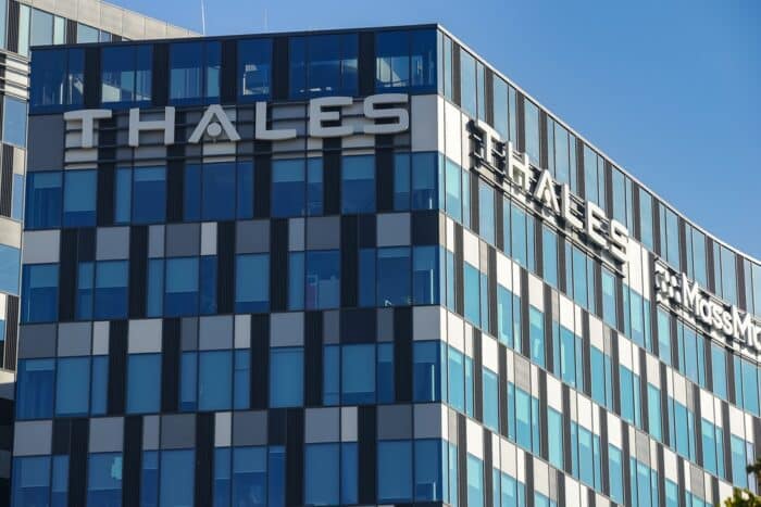 Thales UK teste une arme à micro-ondes pour stopper les attaques par essaims de drones