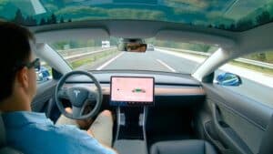 Tesla : pourquoi la France reste privée de la conduite autonome