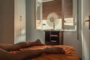 Pourquoi certains retournent leur ventilateur face à la fenêtre : un expert confirme que c'est la seule bonne position