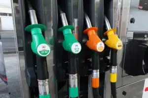 Aide carburant de 100€ : le gouvernement « assume » de ne pas la verser automatiquement, les automobilistes doivent la réclamer eux-mêmes