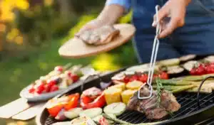 Oubliez les allume-feux : une simple bouteille en plastique suffit pour démarrer votre barbecue en moins de 5 minutes