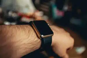 L'UE renonce finalement aux batteries remplaçables dans les montres connectées