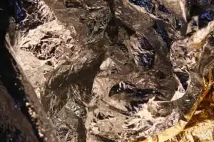 Ce n'est pas la couverture de survie qui ne marche pas, c'est le sens : un seul côté bloque la chaleur, l'autre la piège dans votre pièce