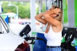 Carburant : comment les frappes ukrainiennes et la tension US-Iran déstabilisent les marchés énergétiques mondiaux