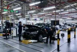 La France devait produire 2 millions de voitures électriques par an : à quatre ans de l'échéance, les usines n'en sortent même pas 700 000