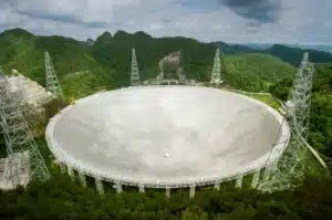 Ce radiotélescope géant de 500 m au Guizhou capte des signaux à des milliards d'années-lumière, mais un micro-ondes à 5 km suffit à l'aveugler