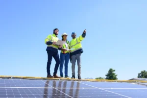 Adieu le trou béant laissé par l'A75 : la zone accueille maintenant des milliers de panneaux solaires, et les élus locaux jubilent