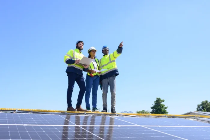 Adieu le trou béant laissé par l'A75 : la zone accueille maintenant des milliers de panneaux solaires, et les élus locaux jubilent