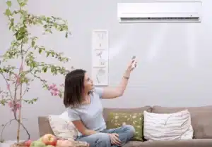 Beaucoup de gens laissent la clim tourner toute la journée pour économiser : idée reçue ou vrai technique ?