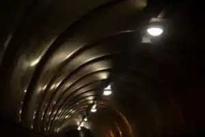 La Chine vient d'établir un record mondial en creusant un tunnel sous-marin le plus profond pour trains à grande vitesse