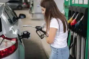 Mauvaise nouvelle pour les automobilistes : après le gazole, le SP95-E10 repasse au-dessus de 2 euros le litre et ce n'est pas fini
