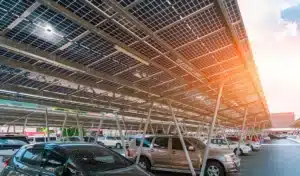 Pourquoi les mairies couvrent les pelouses de panneaux solaires alors que des milliers de parkings restent inutilisés