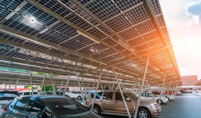 Pourquoi les mairies couvrent les pelouses de panneaux solaires alors que des milliers de parkings restent inutilisés