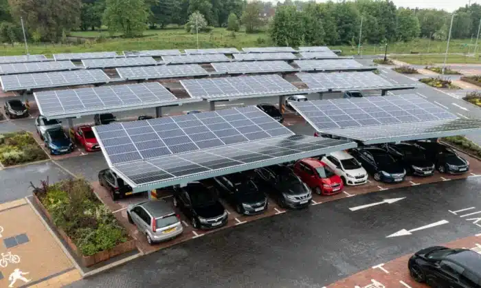 Pourquoi les grandes surfaces refusent encore d'installer des panneaux solaires sur leurs parkings alors que la loi les y oblige depuis le 1er juillet