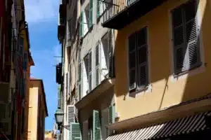 Pourquoi les logements neufs sont plus étouffants que les anciens : les experts pointent une erreur que personne ne corrige