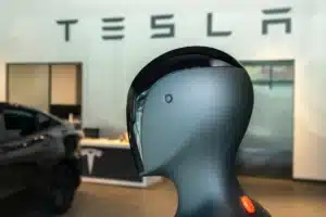 Chaque geste filmé, chaque mouvement analysé : Tesla transforme ses ouvriers en professeurs pour le robot qui prendra leur poste