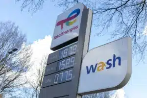 TotalEnergies engrange des milliards de bénéfices mais vous payez toujours autant à la pompe : pourquoi ?