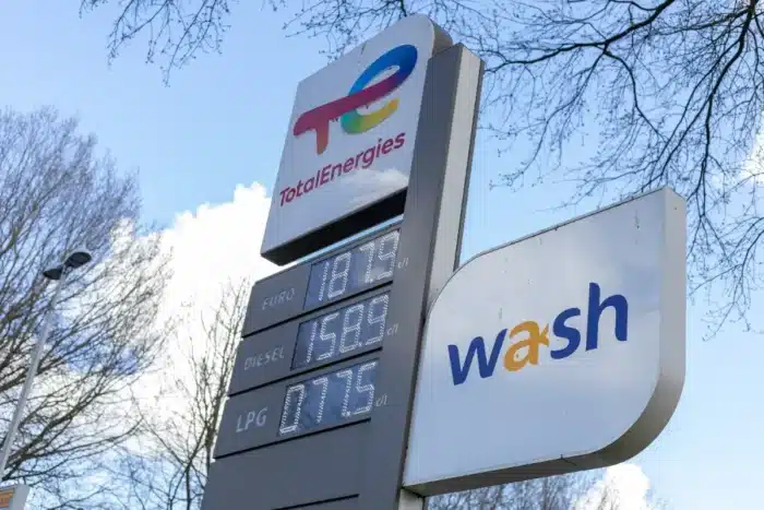 TotalEnergies engrange des milliards de bénéfices mais vous payez toujours autant à la pompe : pourquoi ?