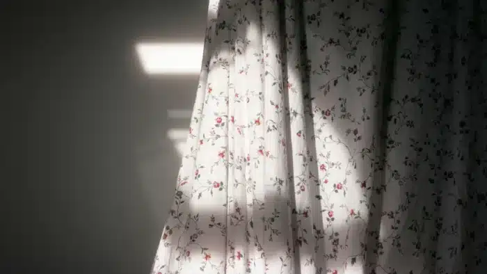 Pourquoi de plus en plus de Français accrochent un drap mouillé à leur fenêtre : cette technique espagnole fait chuter la température de 5°C sans climatisation