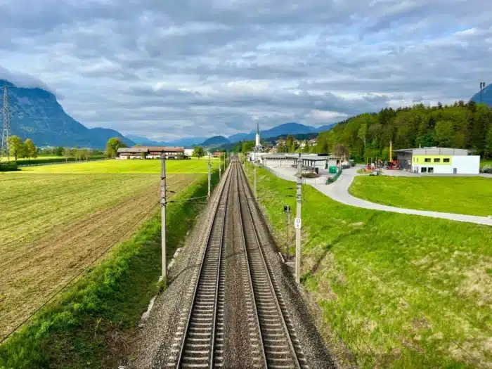 La Suisse a posé des panneaux solaires entre les rails : un an après, les résultats sont si bons que la SNCF a envoyé ses ingénieurs sur place