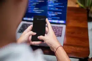 Pas de wifi sur votre lieu de vacances : un technicien réseau partage les astuces que la plupart des voyageurs ignorent encore