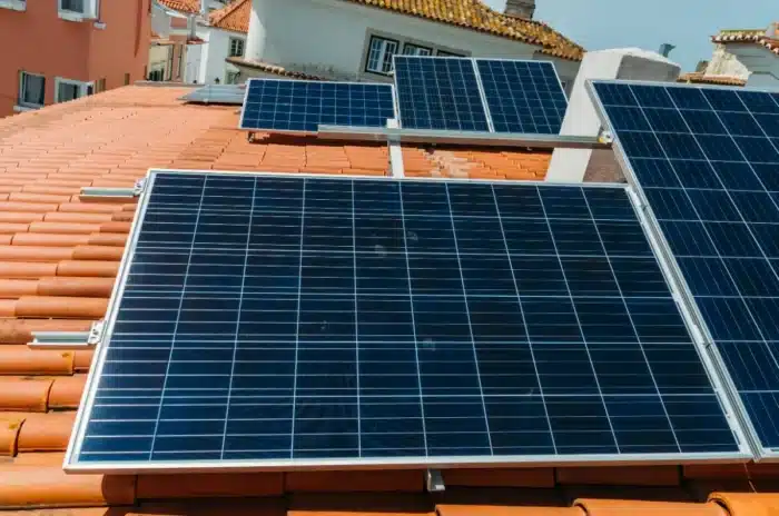 Beaucoup de gens ne le réalisent pas, mais poser des panneaux solaires sans déclaration préalable peut coûter jusqu'à 6 000€ d'amende