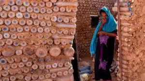 Cet ingénieur réfugié a rempli de sable des bouteilles jetées pour bâtir une maison dans le désert : sa grand-mère y vit depuis 2016