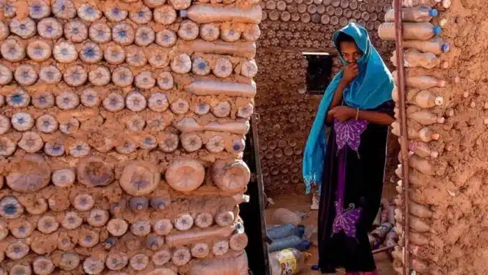 Cet ingénieur réfugié a rempli de sable des bouteilles jetées pour bâtir une maison dans le désert : sa grand-mère y vit depuis 2016