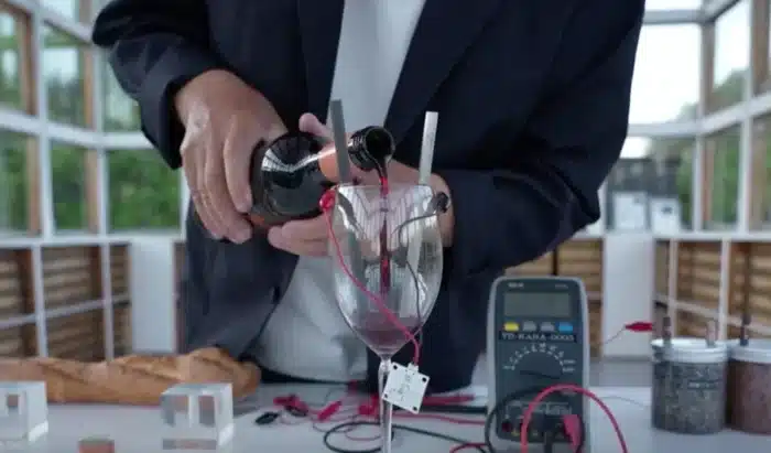 Cet inventeur japonais produit de l'électricité avec du pain et du vin et ça fonctionne vraiment