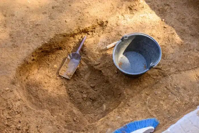 Des ouvriers creusent pour une autoroute et mettent au jour des centaines de pièces d’or enfouies depuis des siècles : « ça n’aurait jamais été trouvé »