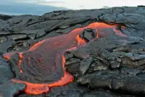 En 1935, l'armée américaine a largué 40 bombes sur un volcan hawaïen pour détourner la lave : les volcanologues se demandent encore si ça a marché